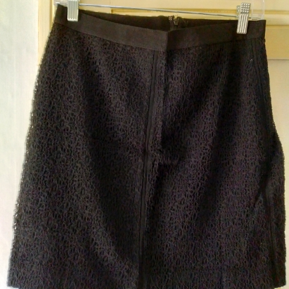 Ann Taylor 8p. Black lace overlay skirt. Euc.
